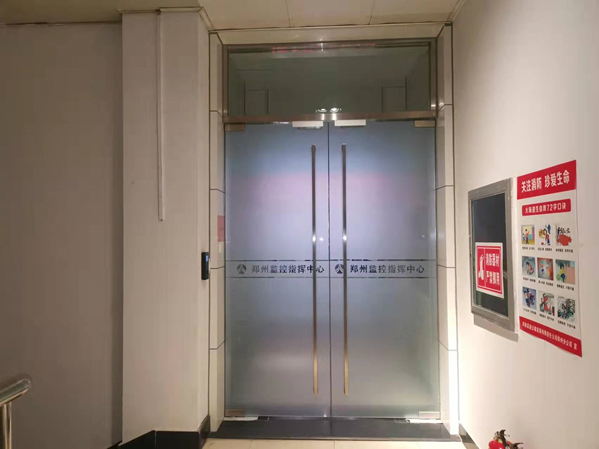 监控室自动门1.jpg